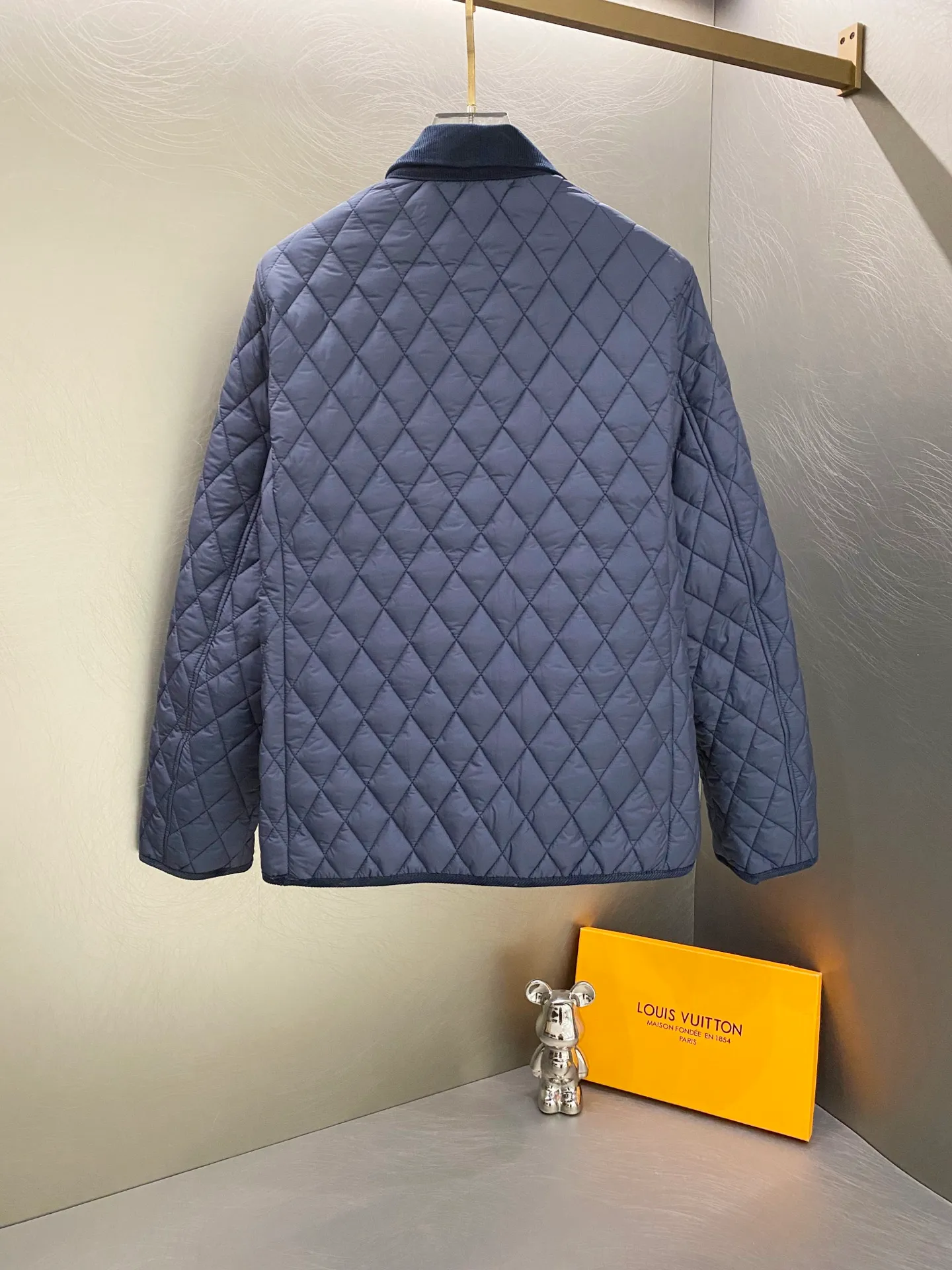 P340 Ralpah Lauren/Ralph Lauren diamond plaid lapel veteran cotton jacket, same style for men and women, British retro style, classic diamond Henry lapel thin cotton jacket, simple yet stylish, corduroy trimmed cuffs, collar, straight foldable, two-wear, fashionable, warm and not abrasive to the skin. Flap pockets are more practical and safer. The half-high collar has double-button closure on the front. The fabric has a certain anti-water effect, making it a timeless classic. The delicate embroidery of the pony on the left side of the chest is retro and will never go out of style. Color: navy khaki green Size: S-XL